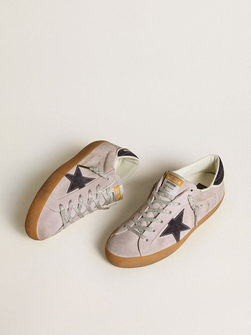 GOLDEN GOOSE Women’s Super - Star LTD in lilac suede with midnight blue suede star and heel tab | 黃金鵝 女款 Super - Star LTD 淡紫色麂皮款,搭配午夜藍色麂皮星星與後跟標籤(淡紫色) - LondonKelly 英國名牌代購