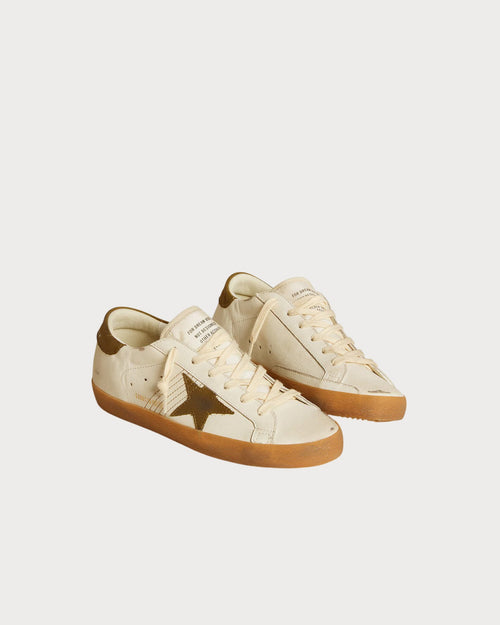 GOLDEN GOOSE Women's Super - Star LTD with military green nubuck star and heel tab | 黃金鵝 女款 Super - Star LTD 搭配軍綠色磨砂皮星星與後跟標籤(白色) - LondonKelly 英國名牌代購
