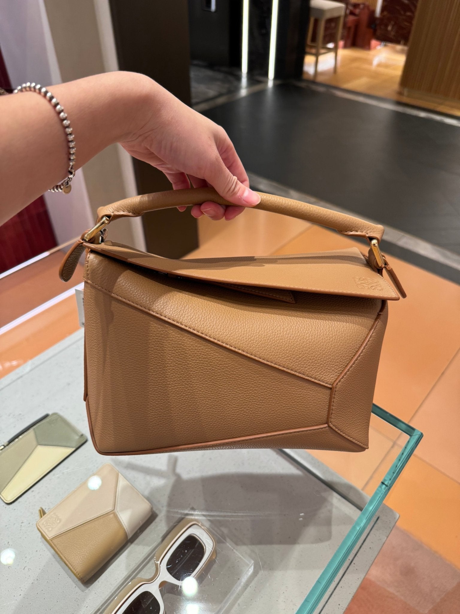 Loewe 英國代購 vs 香港門市｜2026 年最新真實差價比較 - LONDONKELLY 英國名牌代購