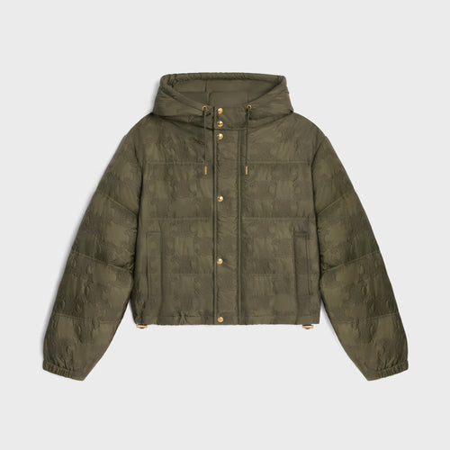 CELINE Cropped Triomphe Down Jacket in Lightweight Nylon | 賽琳 輕量尼龍短版 Triomphe 羽絨外套（卡其色）